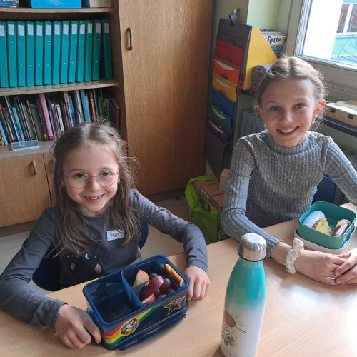 VS-Kinder mit Kindergartenkindern in der Klasse