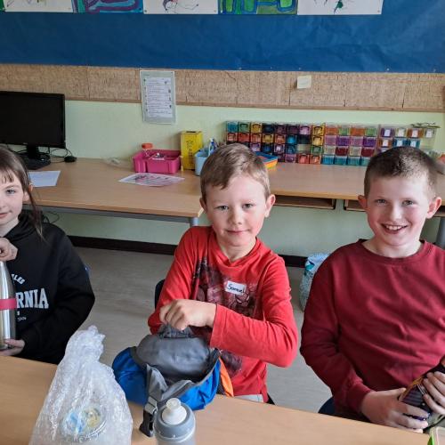 VS-Kinder mit Kindergartenkindern in der Klasse