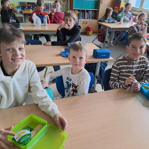 VS-Kinder mit Kindergartenkindern in der Klasse