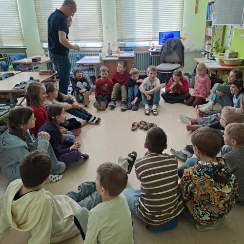 VS-Kinder mit Kindergartenkindern in der Klasse bei einem Spiel