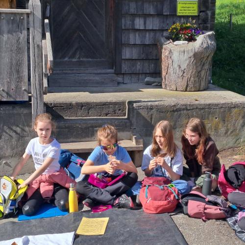 Kinder erhalten eine Erklärung zum Beobachten von Vögeln