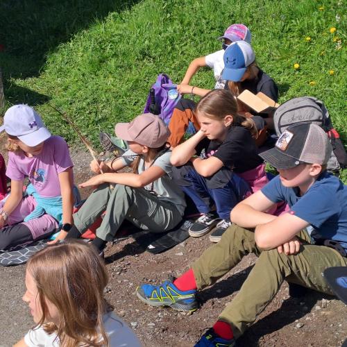 Kinder erhalten eine Erklärung zum Beobachten von Vögeln