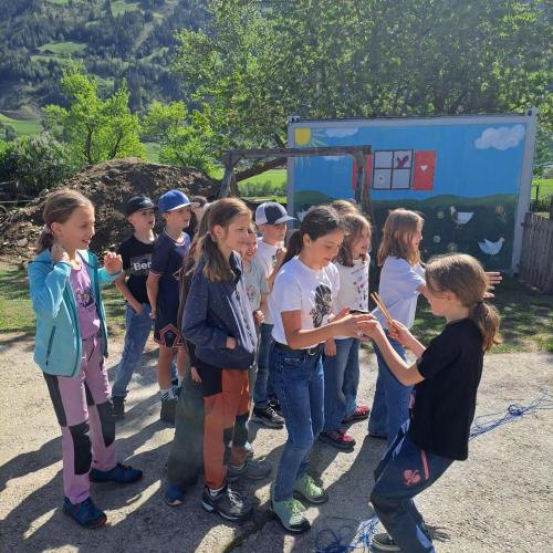 Kinder erhalten eine Erklärung zum Beobachten von Vögeln