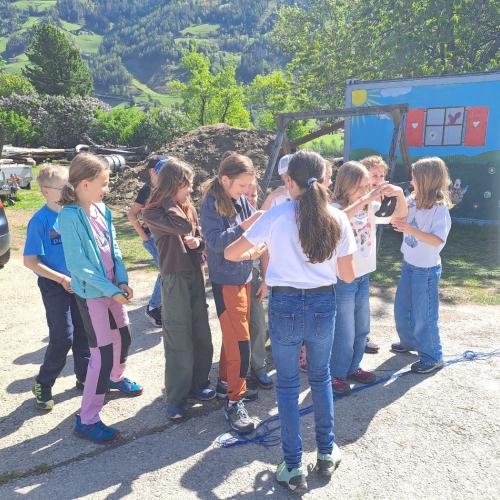 Kinder erhalten eine Erklärung zum Beobachten von Vögeln