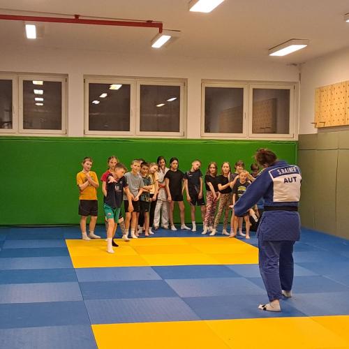 Kinder machen Judoübungen mit Stefanie Rainer.