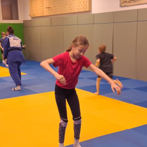 Kinder machen Judoübungen mit Stefanie Rainer.