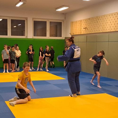Kinder machen Judoübungen mit Stefanie Rainer.