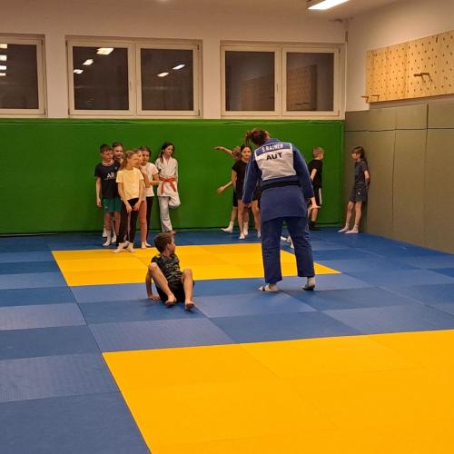 Kinder machen Judoübungen mit Stefanie Rainer.
