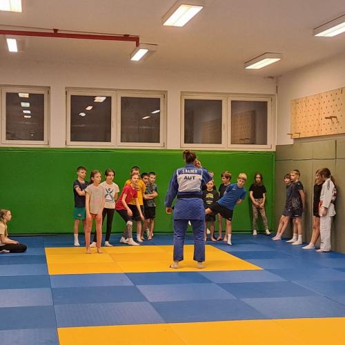 Kinder machen Judoübungen mit Stefanie Rainer.
