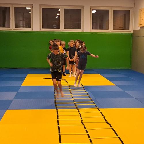 Kinder machen Judoübungen mit Stefanie Rainer.