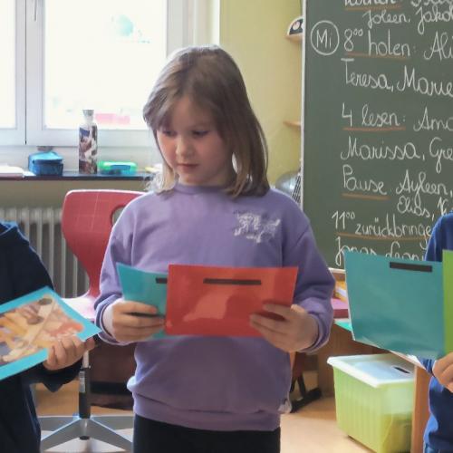 VS-Kinder mit Kindergartenkindern in der Klasse