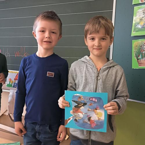 VS-Kinder mit Kindergartenkindern in der Klasse