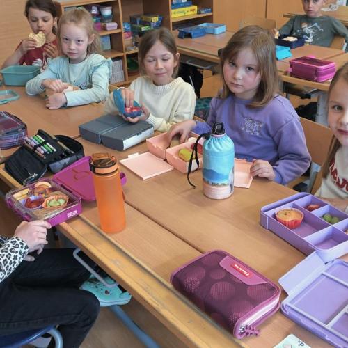 VS-Kinder mit Kindergartenkindern in der Klasse