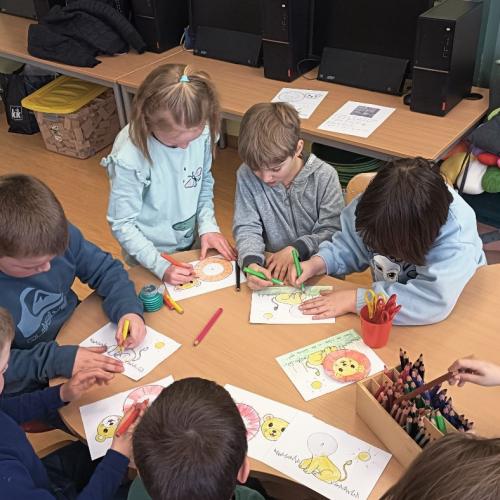 VS-Kinder mit Kindergartenkindern in der Klasse