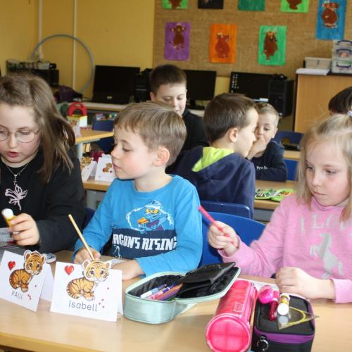 VS-Kinder zeichnen mit Kindergartenkindern in der Klasse