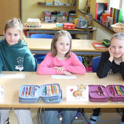 VS-Kinder mit Kindergartenkindern in der Klasse