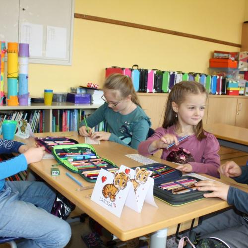 VS-Kinder mit Kindergartenkindern in der Klasse