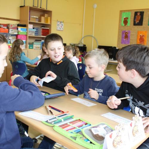 VS-Kinder malen mit Kindergartenkindern in der Klasse