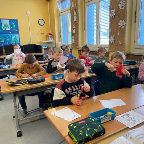 VS-Kinder mit Kindergartenkindern in der Klasse