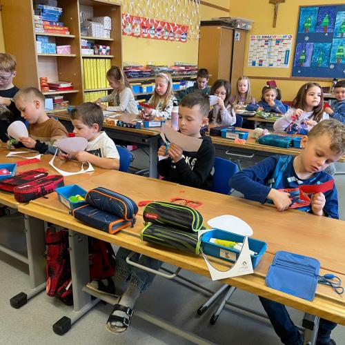 VS-Kinder mit Kindergartenkindern in der Klasse