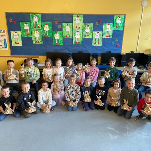Die Kinder der 1a-Klasse bekamen Besuch vom Osterhasen.