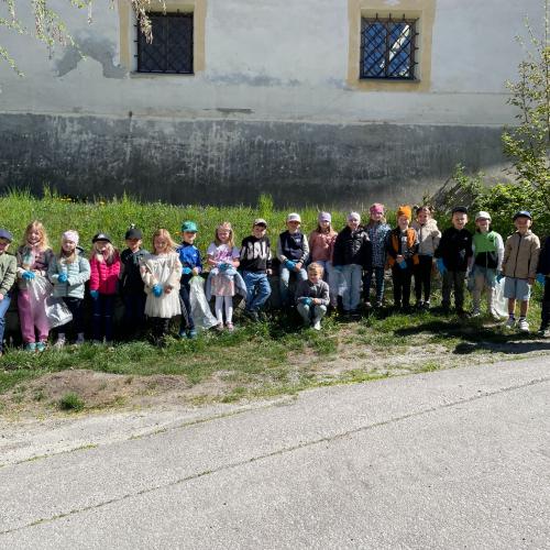 Kinder beim Müll sammeln