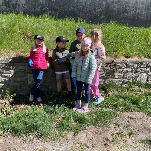 Kinder beim Müll sammeln