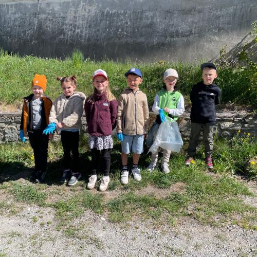 Kinder beim Müll sammeln