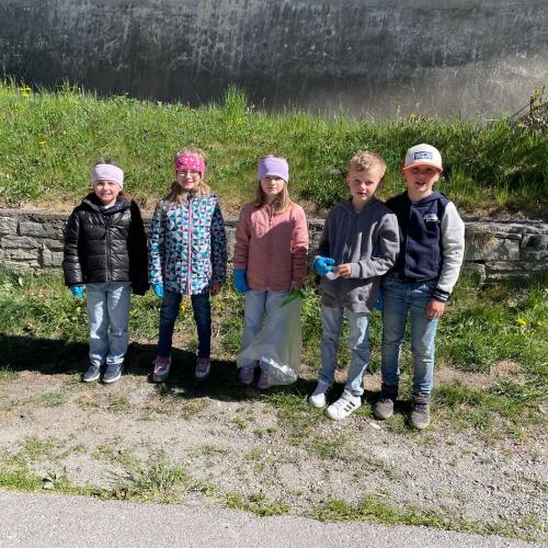 Kinder beim Müll sammeln
