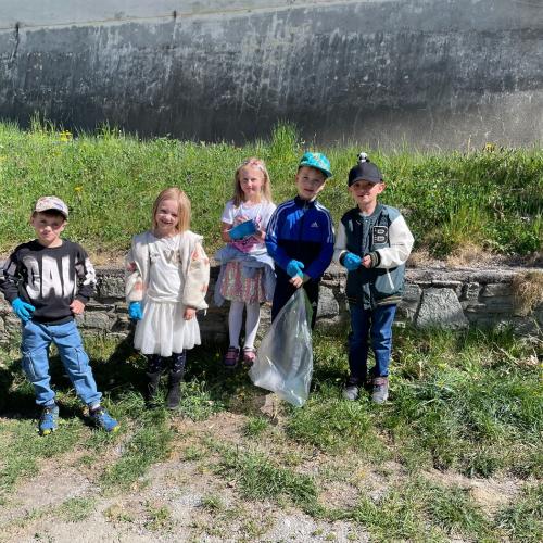 Kinder beim Müll sammeln