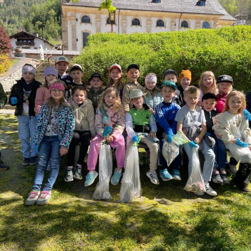 Kinder beim Müll sammeln