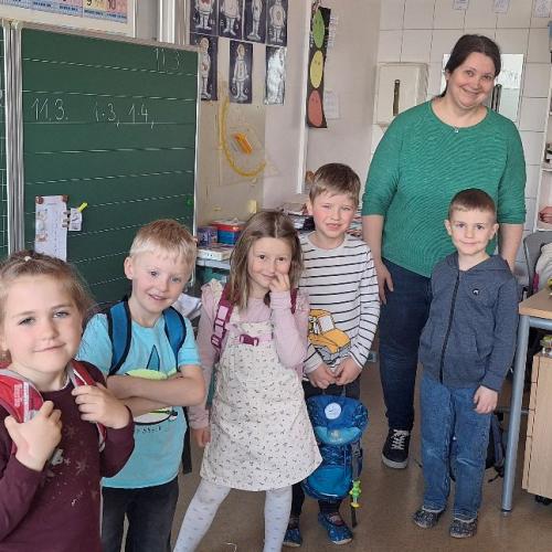 Kindergartenkindern verabschieden sich von den VS Kindern 