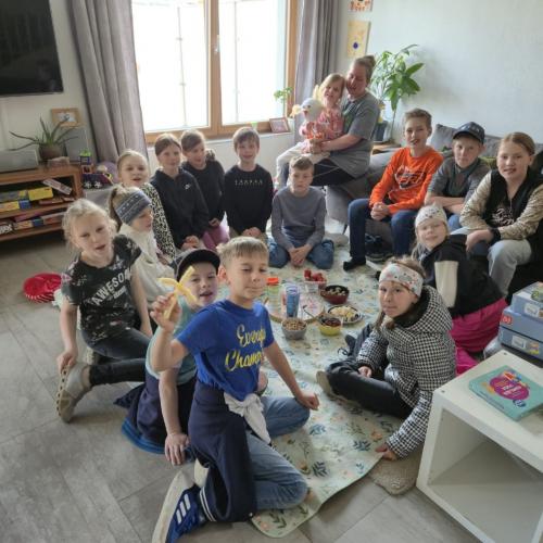 Die Kinder der 3a-Klasse besuchten ihre Schulkollegin Elsa mit ihren Küken.
