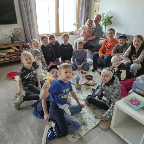 Die Kinder der 3a-Klasse besuchten ihre Schulkollegin Elsa mit ihren Küken.