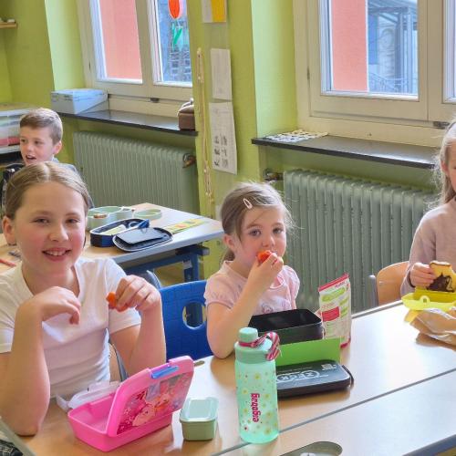 VS-Kinder jausnen mit Kindergartenkindern in der Klasse
