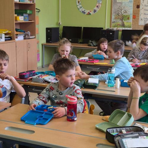 VS-Kinder mit Kindergartenkindern in der Klasse beim Jausnen