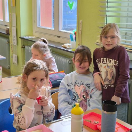 VS-Kinder mit Kindergartenkindern in der Klasse beim Jausnen