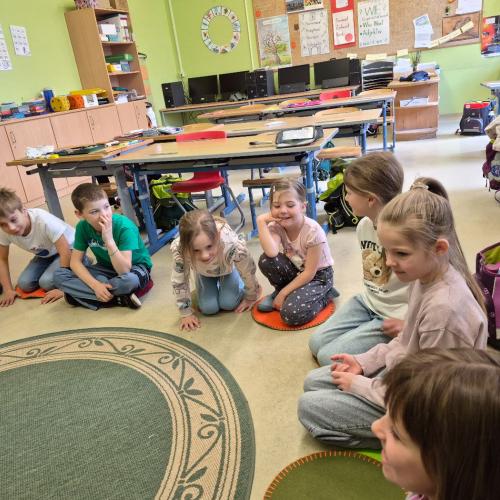 VS-Kinder mit Kindergartenkindern in der Klasse beim Kennenlernspiel