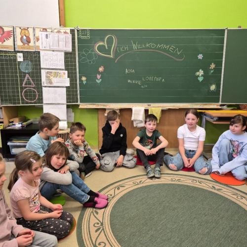 VS-Kinder mit Kindergartenkindern in der Klasse beim Kennenlernspiel
