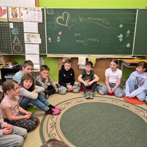VS-Kinder mit Kindergartenkindern in der Klasse beim Kennenlernspiel