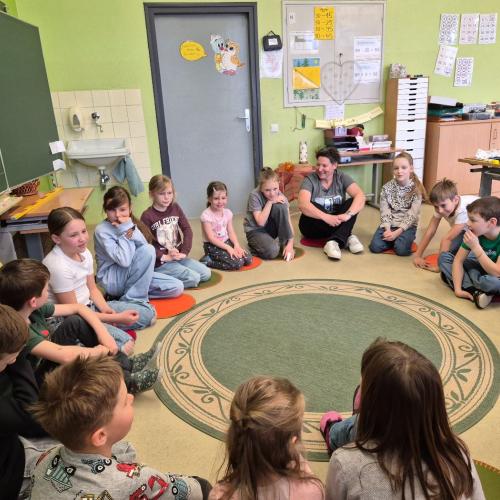 VS-Kinder mit Kindergartenkindern in der Klasse beim Kennenlernspiel