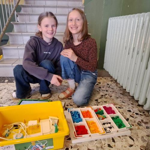 Kinder bauen Sachen mit dem MINT-Koffer.