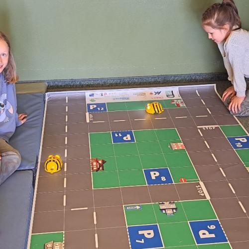 Kinder bauen Sachen mit dem MINT-Koffer.