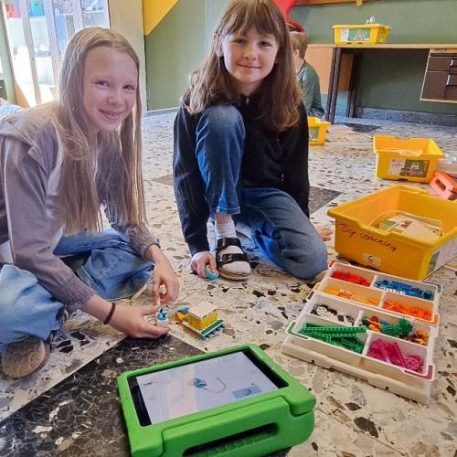 Kinder bauen Sachen mit dem MINT-Koffer.