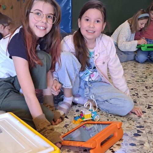 Kinder bauen Sachen mit dem MINT-Koffer.