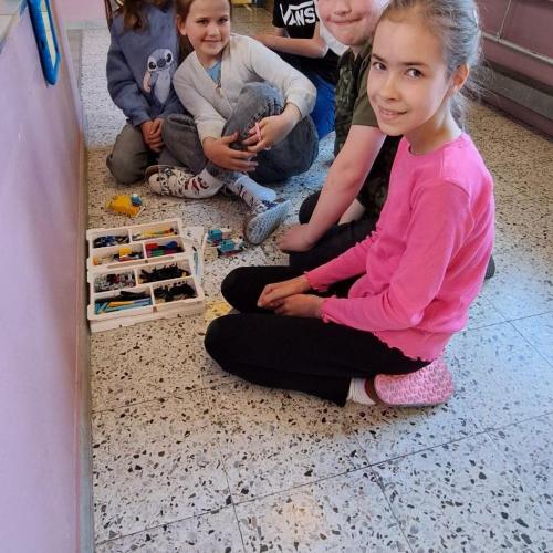 Kinder bauen Sachen mit dem MINT-Koffer.