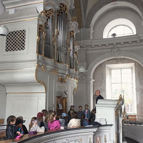 Die Kinder sind auf der Chorempore der Kirche.