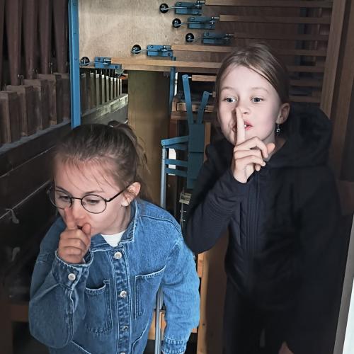 Kinder bei der Orgelführung