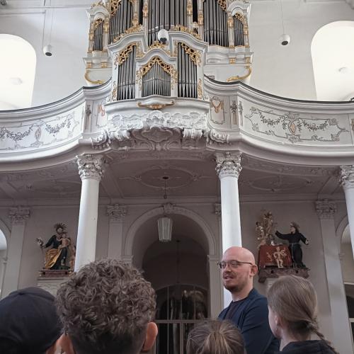 Die Kinder schauen sich die Orgel von unten an - die Orgelpfeifen.