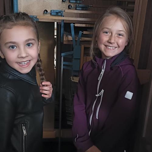 Die Kinder schauen sich die Teile der Orgel an.